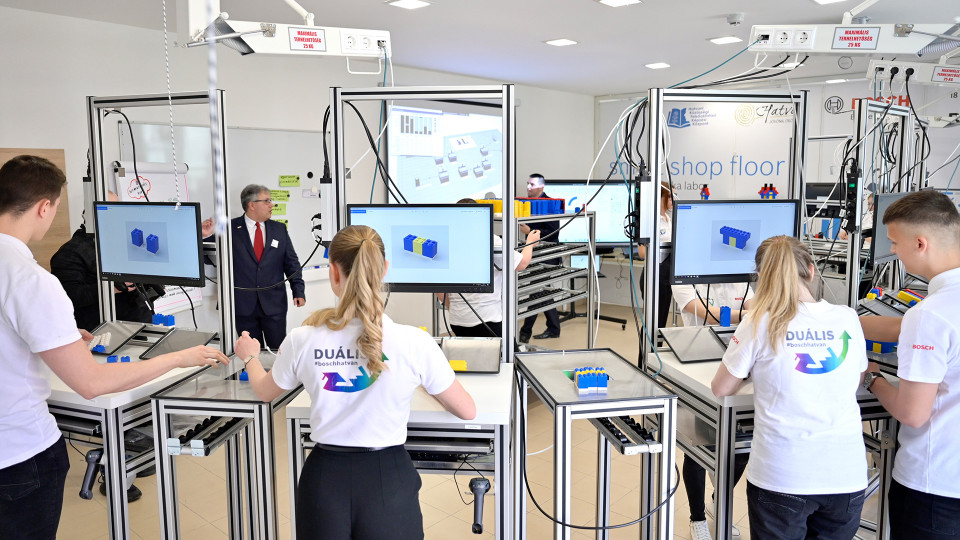 Bosch, Budapest Business School and the City of Hatvan inaugurate a smart laboratory in Hatvan