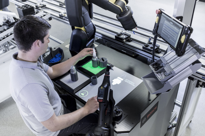A Bosch munkatárssá változtatja a robotokat