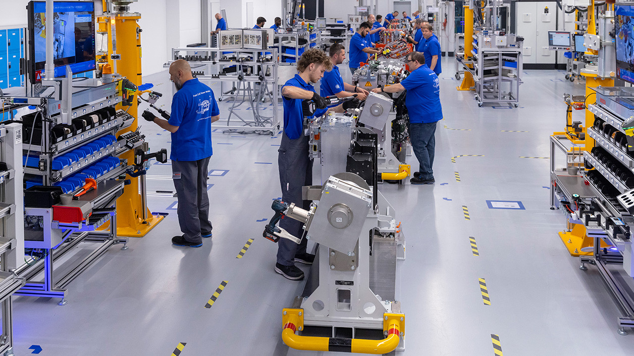 Into the hydrogen age: Bosch starts volume production of its fuel-cell power module