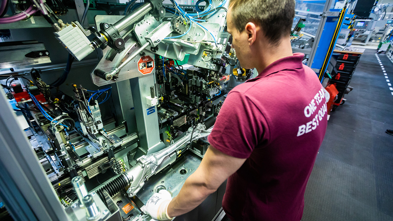 The 10 millionth electric steering unit completed at Bosch in Maklár