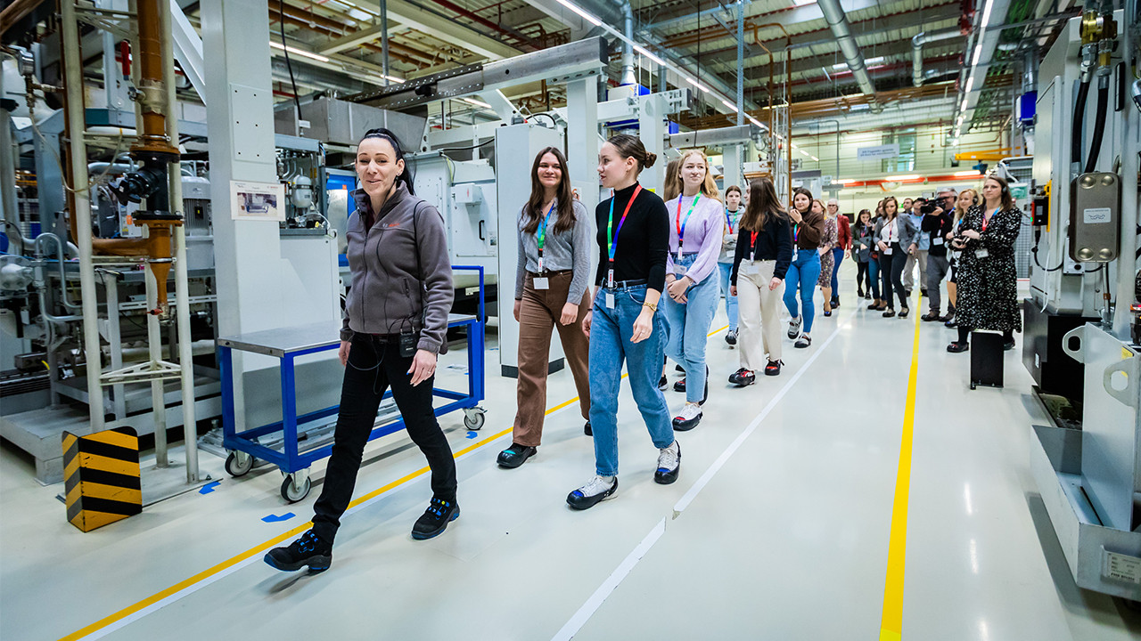 Women behind the steering gears – Girls' Day at Bosch